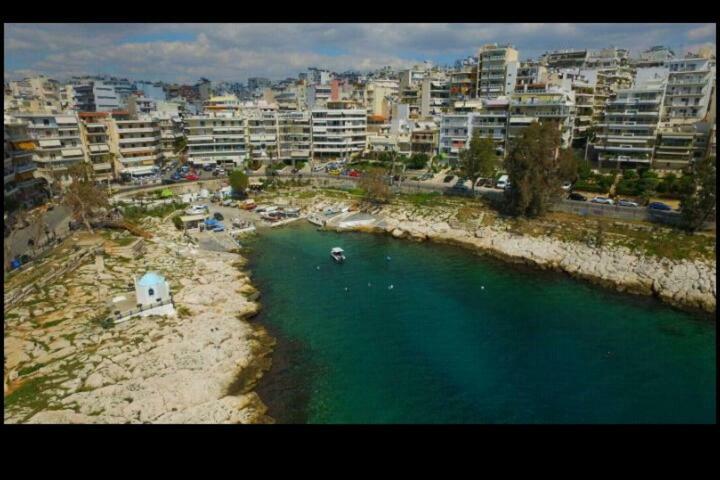 Φωτεινό Διαμέρισμα Πειραιας Lägenhet Pireus Exteriör bild